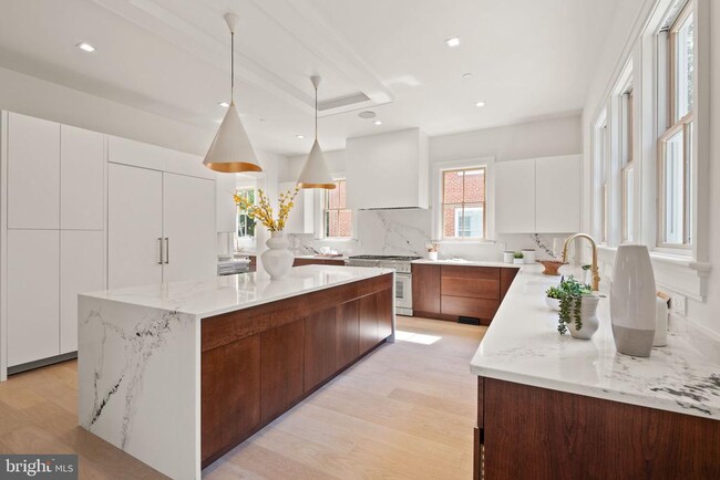 Foto del edificio - 5022 Cathedral Ave NW