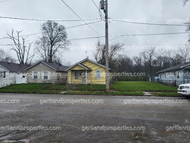 Building Photo - Franklin decent house including appliances...