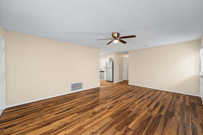 Building Photo - 302 Parkcrest Dr
