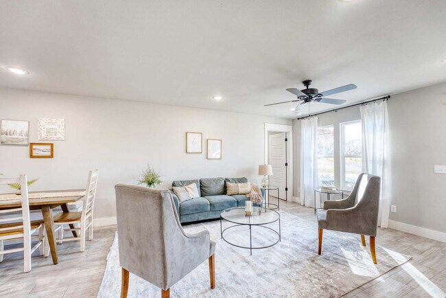 Building Photo - 214 NW L St