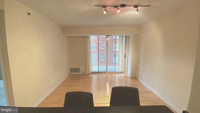Foto del edificio - 7500 Woodmont Ave