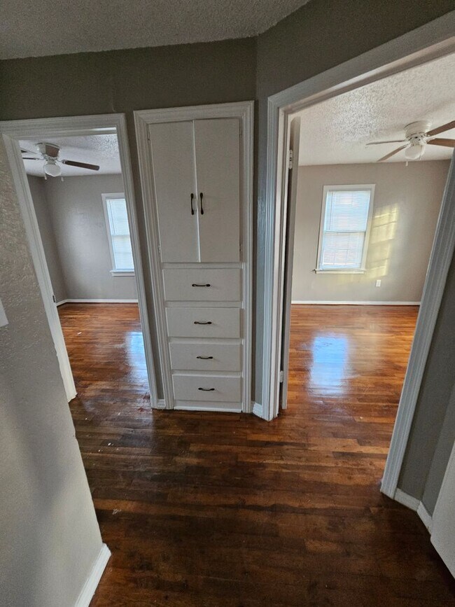 Building Photo - Timeless Charm: Quaint 2 Bed, 1 Bath Home ...