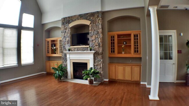 Building Photo - 4600 Carisbrooke Ln