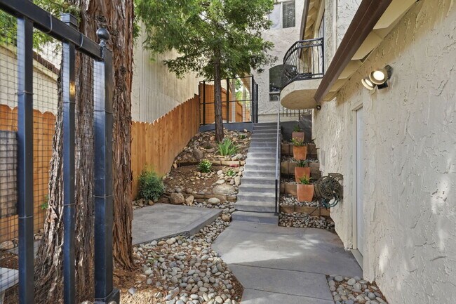 Foto del edificio - Updated Townhome in Prime Location | Gated Courtyard, Garage & Community Pool