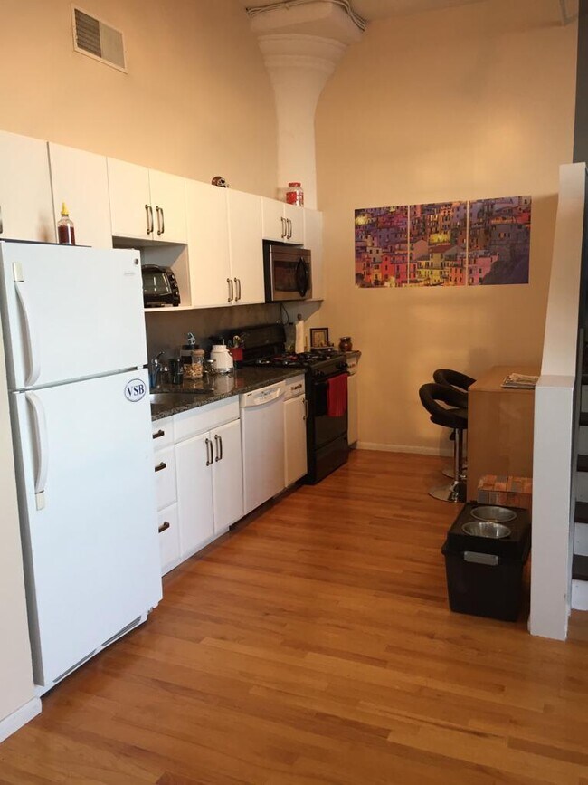 Cocina bien equipada que incluye encimeras de granito, estufa a gas, refrigerador, lavavajillas, microondas y horno tostador. - 314 N. 12th Street