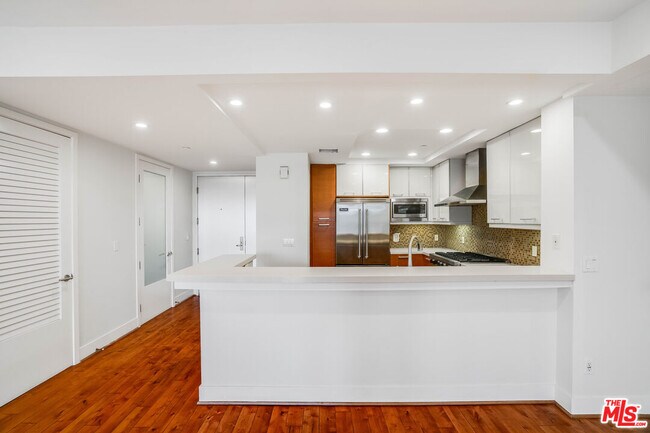 Building Photo - 1517 S Bentley Ave