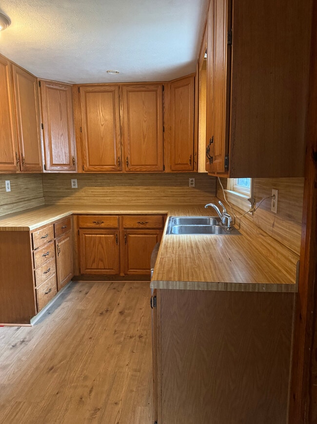 Building Photo - 230 Elaine Ave