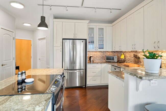 Building Photo - 10184 Park Meadows Dr