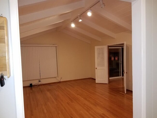 Living Room high ceiling - 374 Clarence Ave
