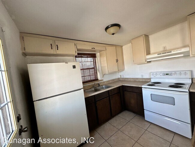 Building Photo - 1 br, 1 bath House - 402 1/2 S. Lake St.