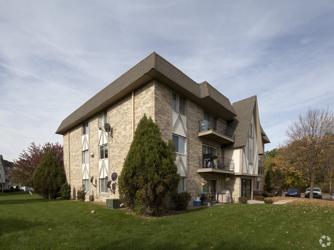 Building Photo - 10727 Green Meadows Dr