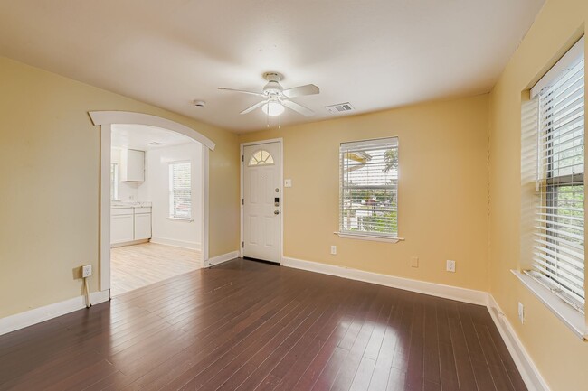 Building Photo - 1209 E 9th St