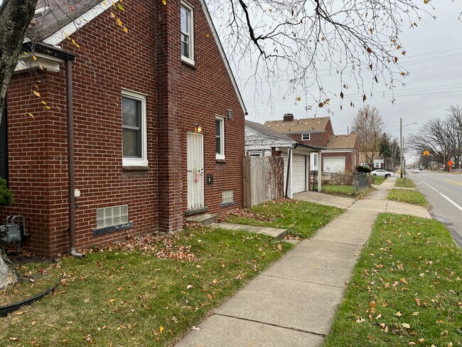 Attached garage - 15165 Grandville Ave
