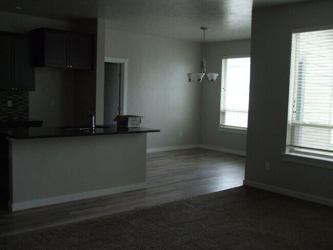 Foto del edificio - Beautiful  4 bed, 2.5 bath 2 car with extra deep bay and an additional office