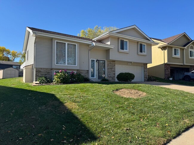 Foto del edificio - Omaha Rental Home Offering Modern Updates & Comfortable Living!