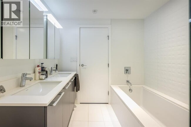 Building Photo - 2220 Kingsway