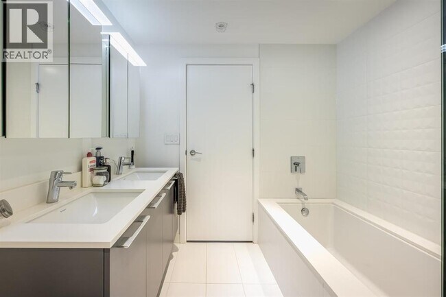 Photo du bâtiment - 2220 Kingsway