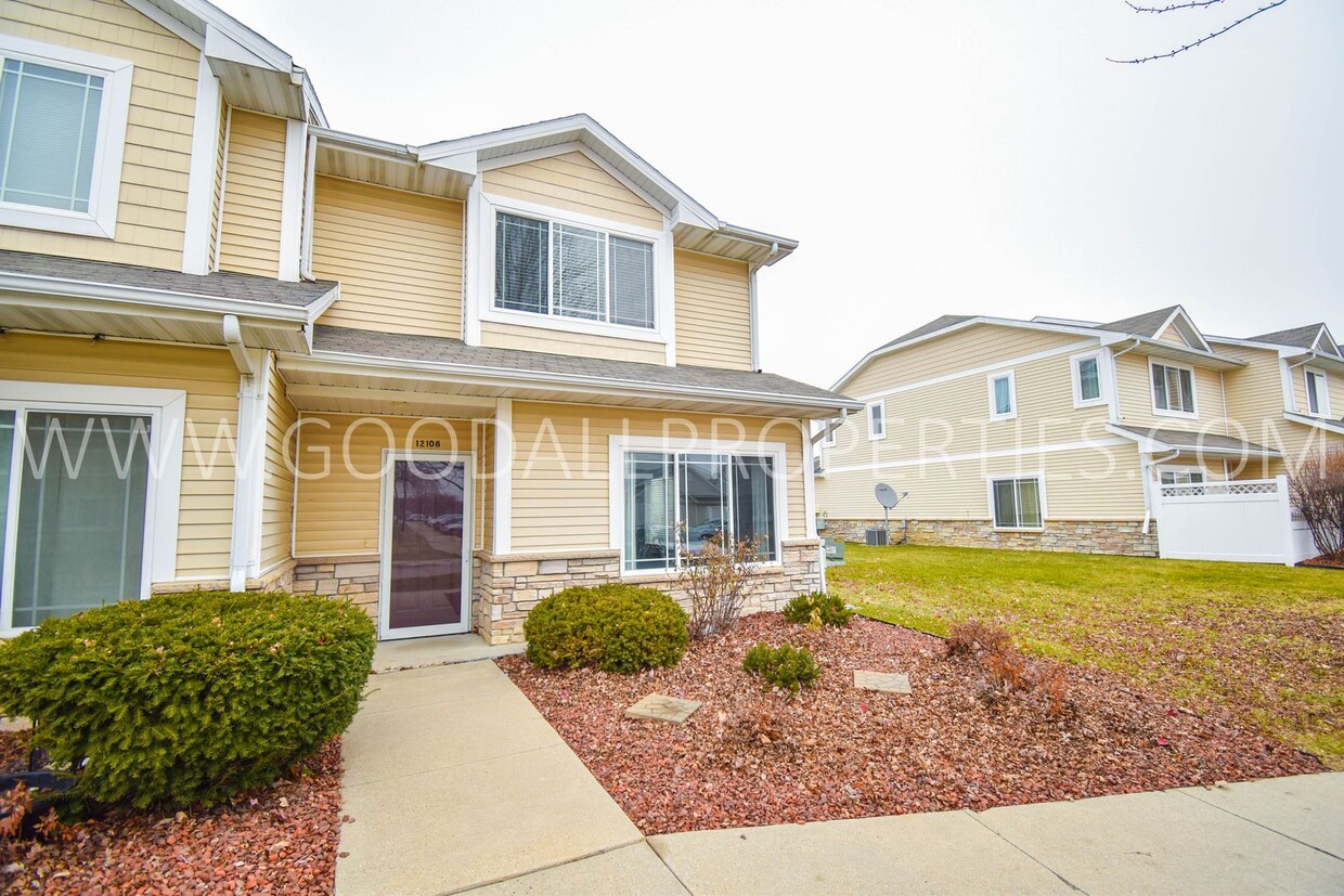 Foto principal - 3 Bedroom 2.5 Bathroom Townhome in West De...