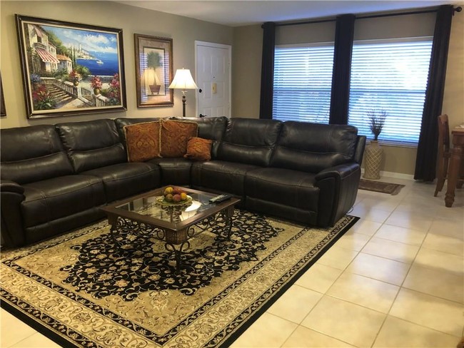 Foto del edificio - 330 SW South River Dr