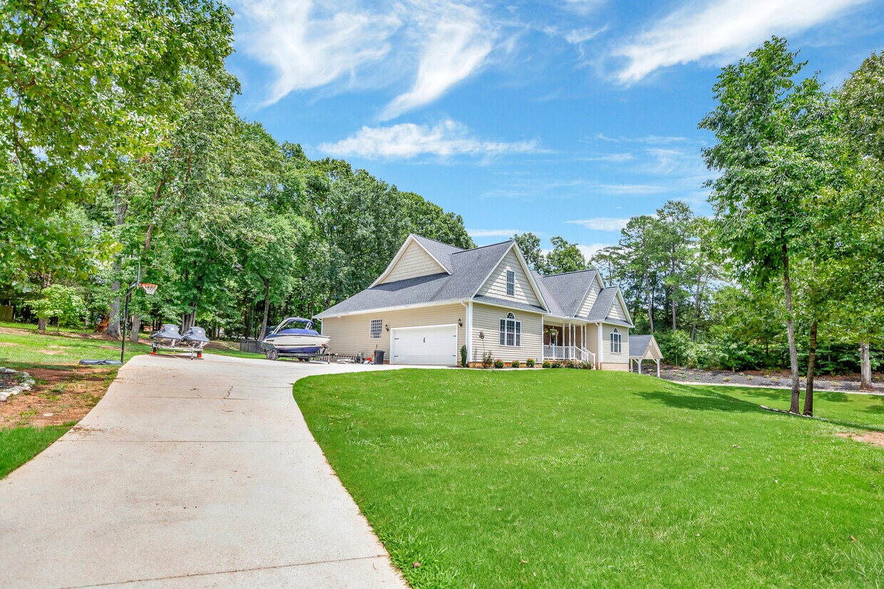 605 Bryant Crossing Dr, West Union, SC 29696 House Rental in West