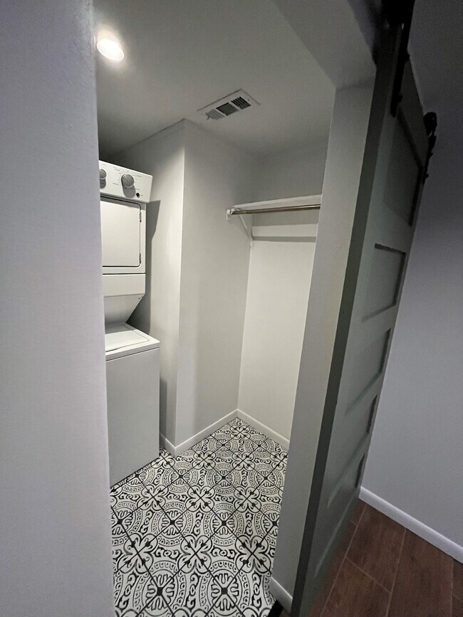 Building Photo - 1877 Patrician