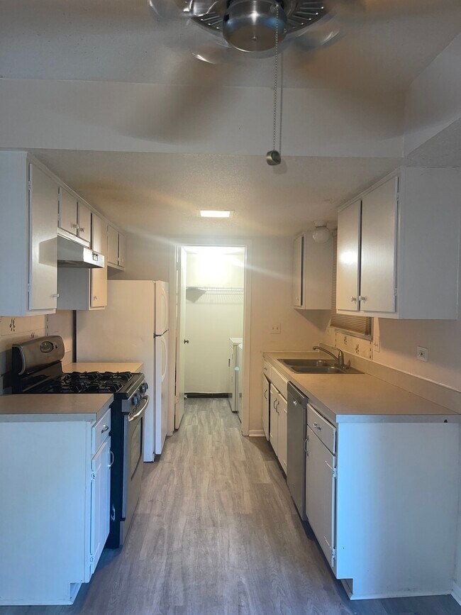 Foto del edificio - 3312 Fox Hill Rd