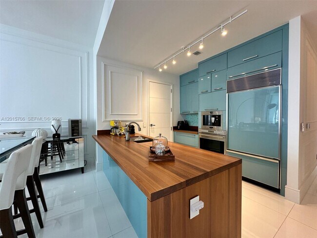 Building Photo - 15811 Collins Ave