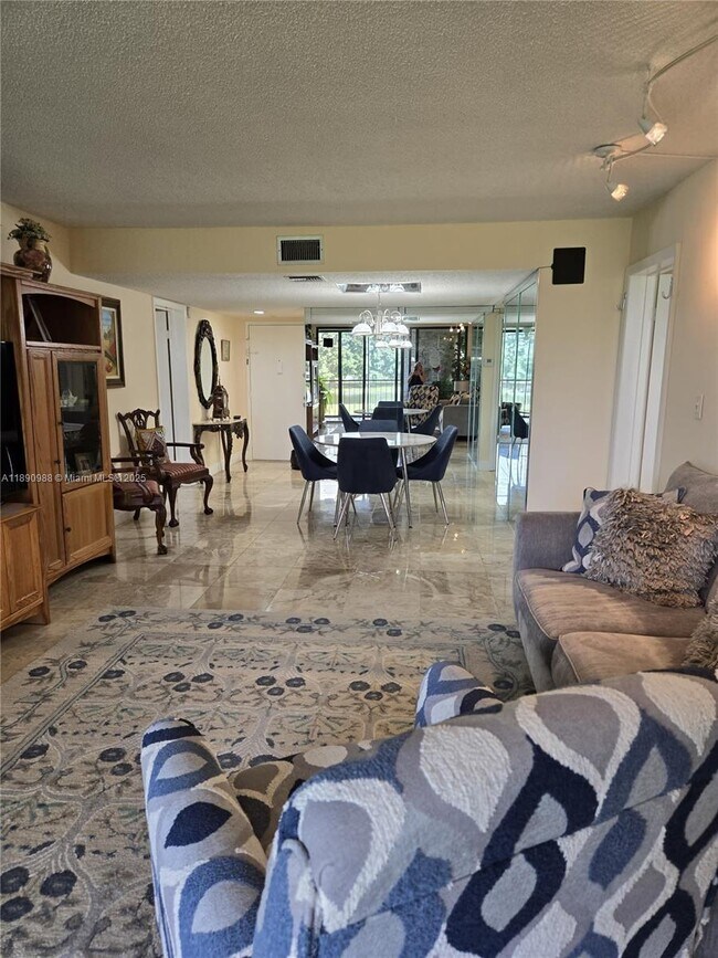 Foto del edificio - 16251 Golf Club Rd