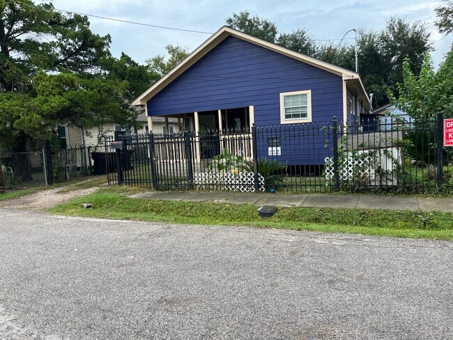Building Photo - 210 N Estelle St