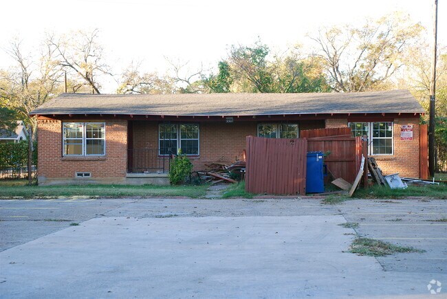 Foto del edificio - 2215 Jb Jackson Jr Blvd