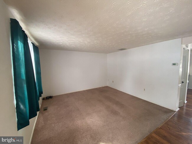 Building Photo - 10504 Saddlebrook Ct