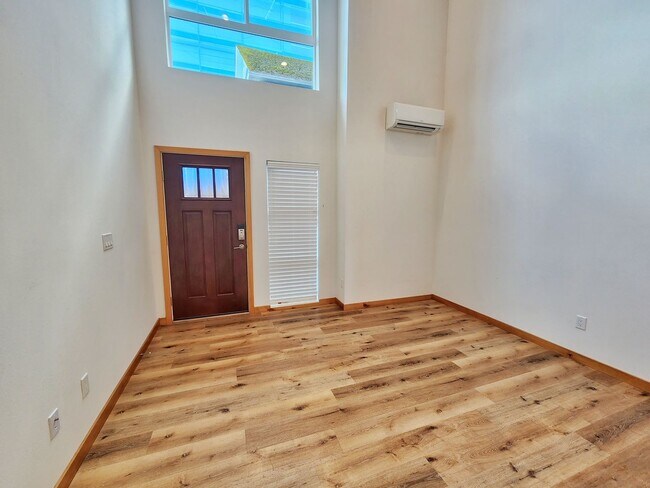 Foto del edificio - Beautiful 2 Bed 1.75 Bath Townhome in Central District