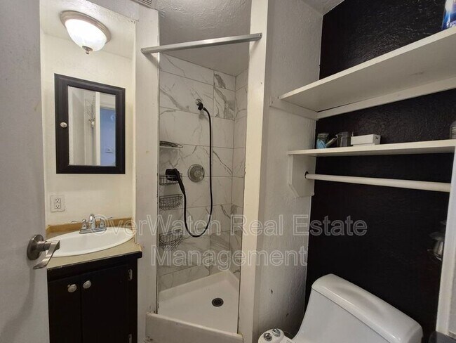 Foto del edificio - 429 Creekside St