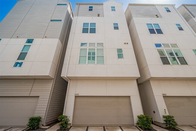 Building Photo - 5919 E Post Oak Ln