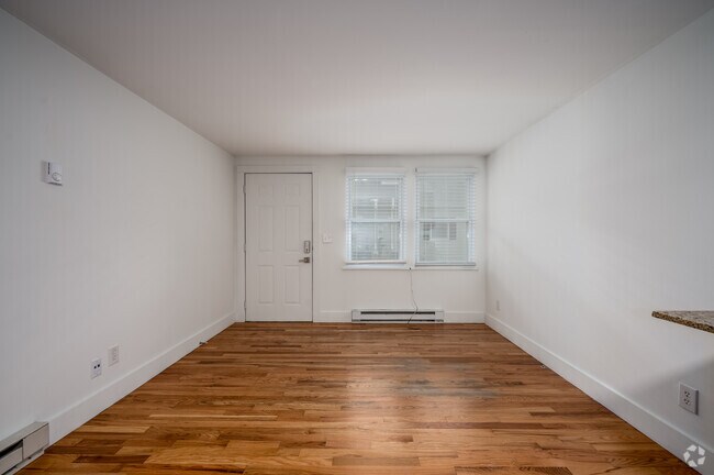 1 habitación, 1 baño - 550 pies cuadrados - Sala de estar - 419 E 7th