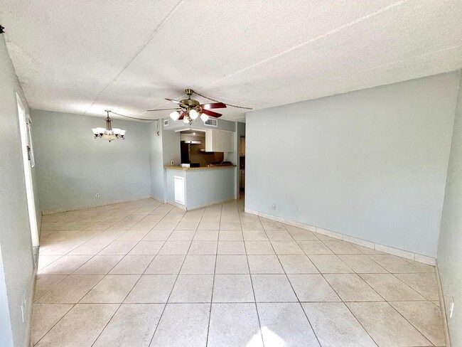 Building Photo - 1821 Fairview Villas Dr