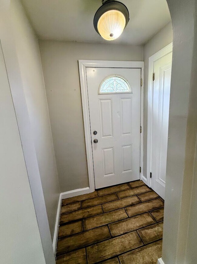 Foto del edificio - Spacious 2 bedroom with bonus room for rent - Canton NW