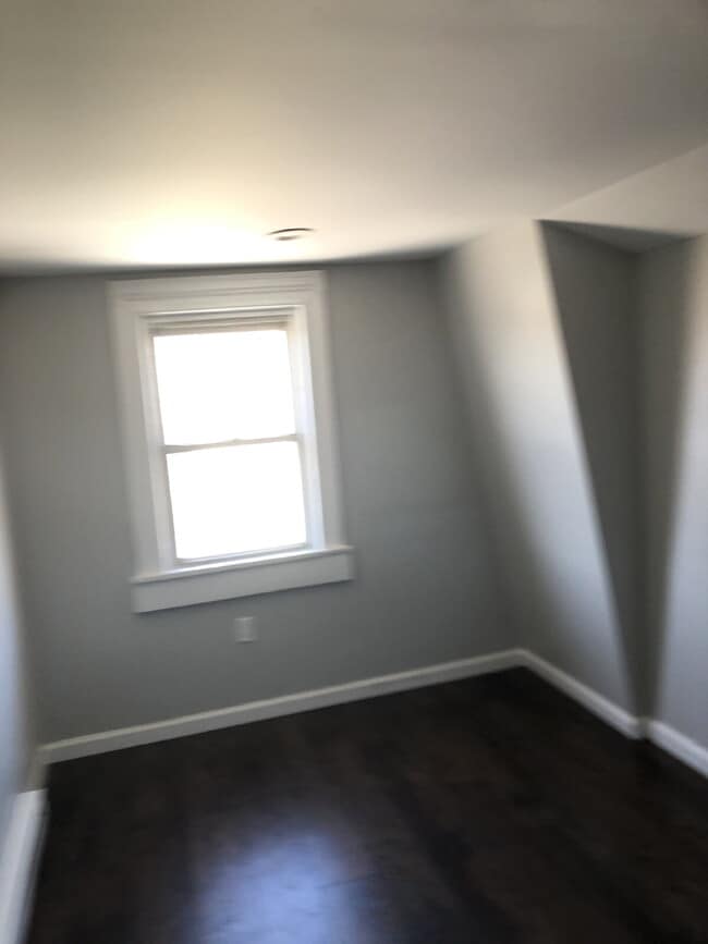 Building Photo - 3 bedroom in Glassport! Sign a lease befor...
