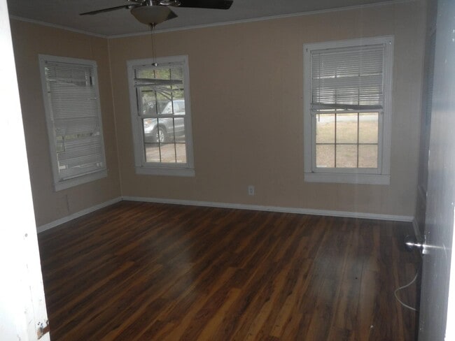 Building Photo - 813 E Warren Ave
