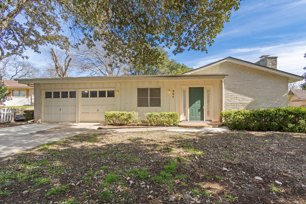 Primary Photo - 204 Regal Oaks Dr