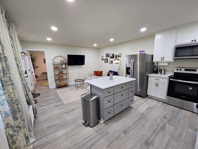 Building Photo - Fully Furnished Two Bedroom