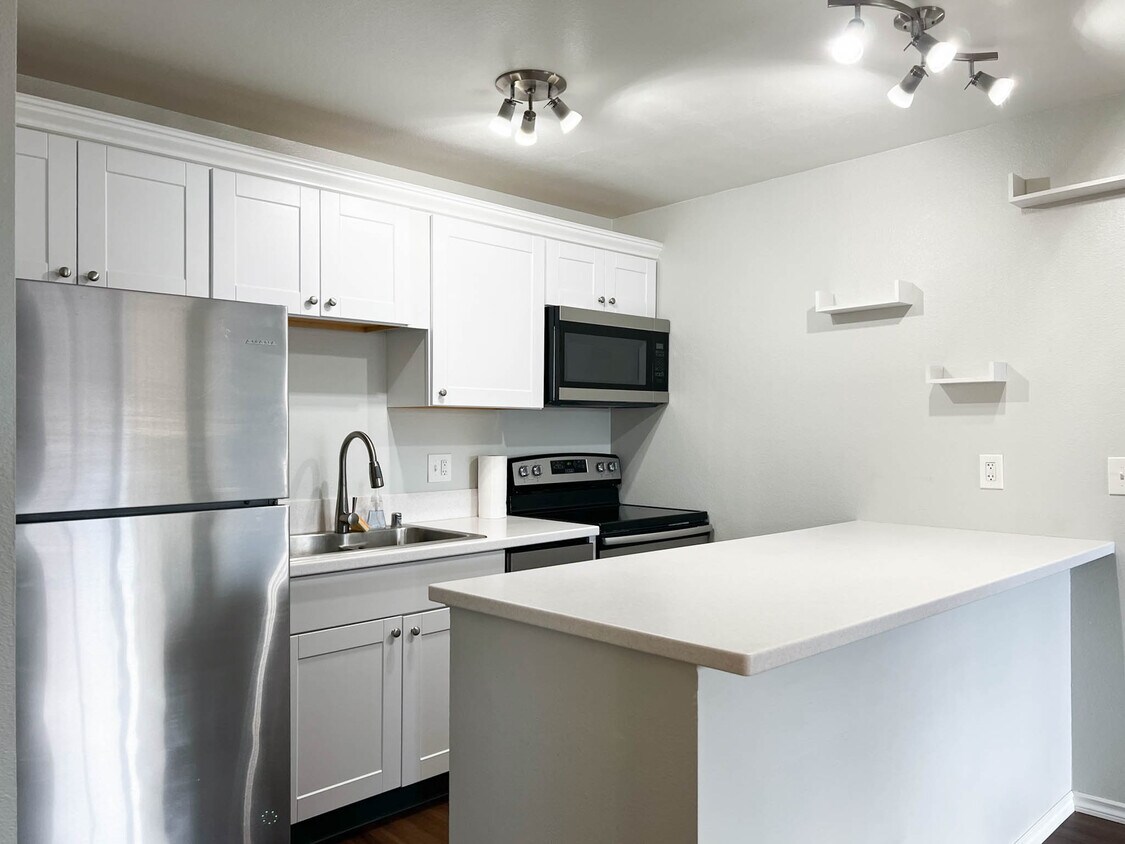 Foto principal - 10260 Jamestown Dr