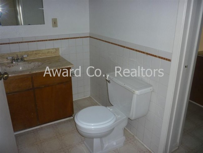 Building Photo - 2834 Sandage Ave