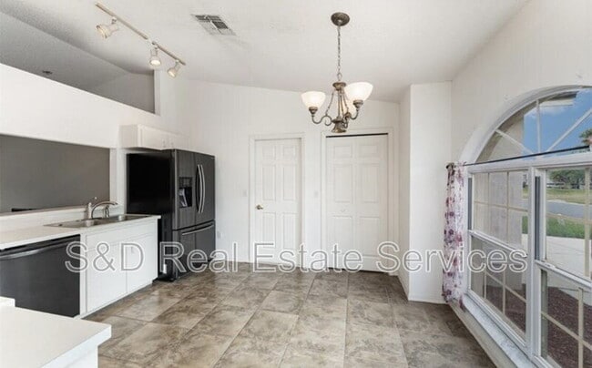 Building Photo - 8150 Oakhurst Blvd