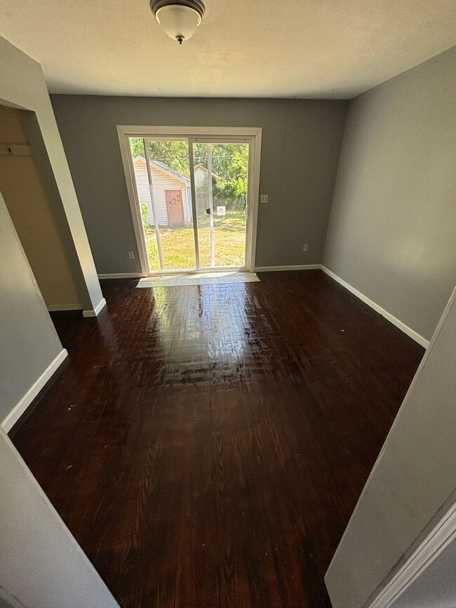 Building Photo - Large 4 Bedroom 1.5 Bathroom HOUSE SPECIAL