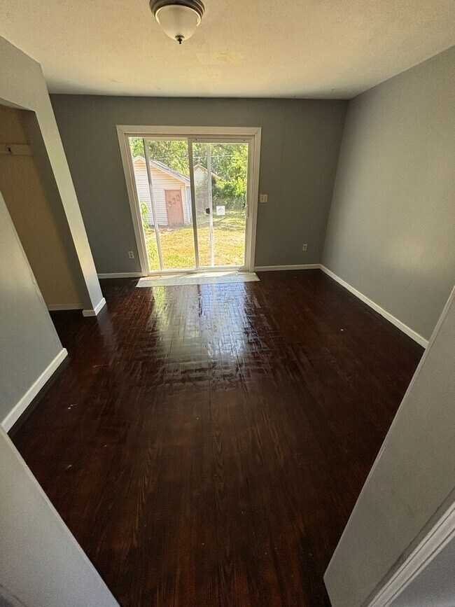 Foto del edificio - Large 4 Bedroom 1.5 Bathroom HOUSE SPECIAL