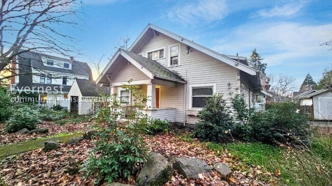 Building Photo - 4 Bed, 2 Bath Home with Fenced Yard / Vouchers Accepted