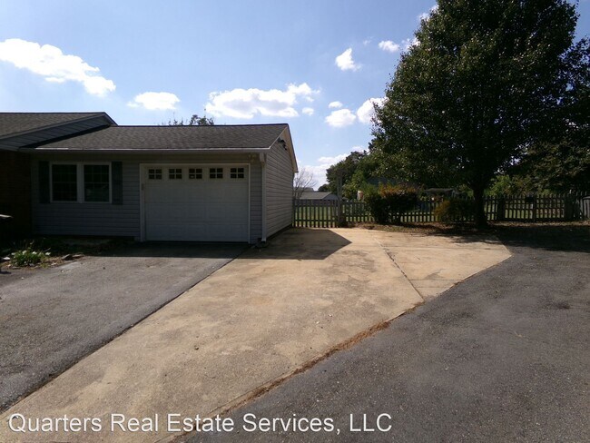 Foto del edificio - 3 br, 2 bath House - 956 Brownwood Dr