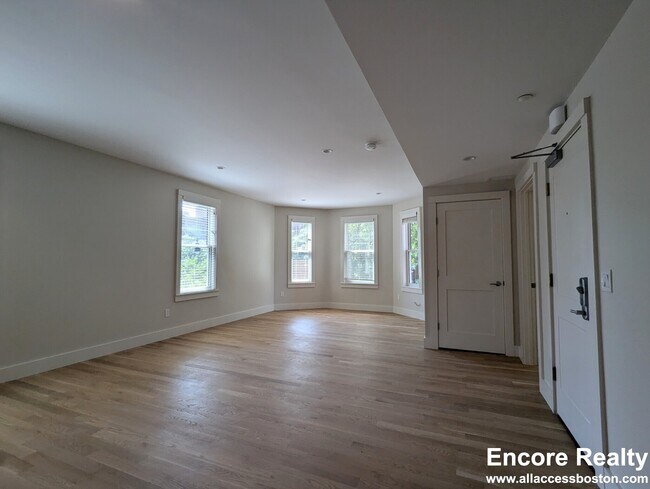 Foto del edificio - 56 JFK St. Unit 4