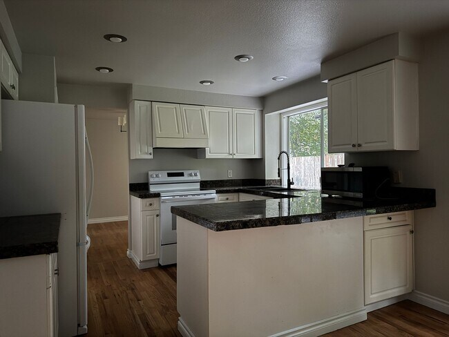 Building Photo - Beautiful Tri-level 4 beds, 2.5 baths plus den, within one mile from Cougar Ridge Elementary